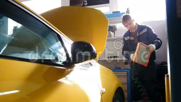汽车修理工在用汽车吹空气过滤器视频的预览图