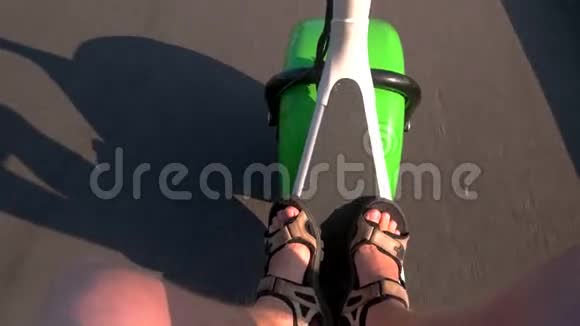 路和肥轮滑板车视频的预览图