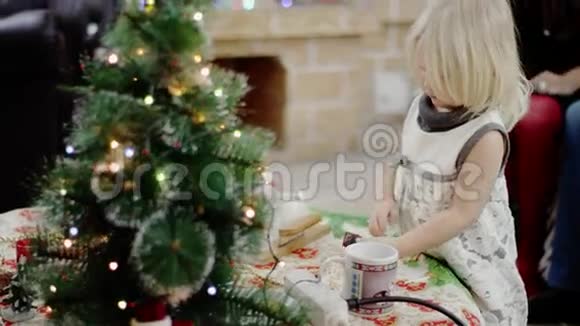 女儿来餐桌在圣诞庆典上吃糖果视频的预览图
