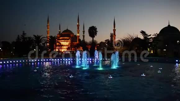 日出前照亮苏丹艾哈迈德清真寺蓝色清真寺傍晚喷泉观景土耳其伊斯坦布尔视频的预览图