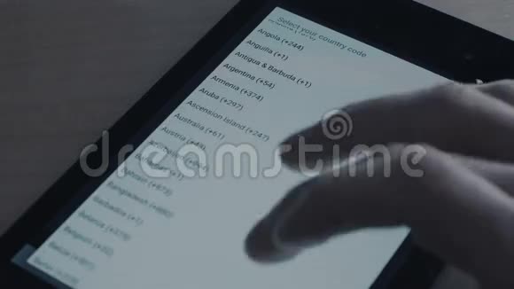 在平板电脑上浏览国家代码的人的手视频的预览图