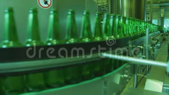 用于生产啤酒瓶的输送机视频的预览图