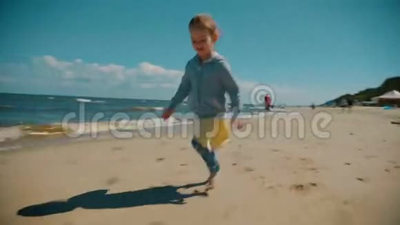 夏天小女孩在海滩上奔跑视频的预览图