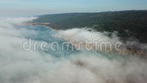 加州海岸大雾空中景观视频的预览图