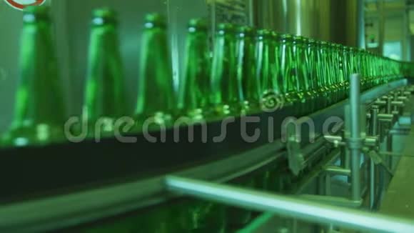 用于生产啤酒瓶的输送机视频的预览图