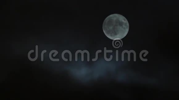 月亮在云层后面时间流逝视频的预览图