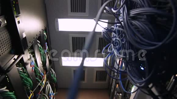 带有面板电线和连接器的内部宏服务器视频的预览图