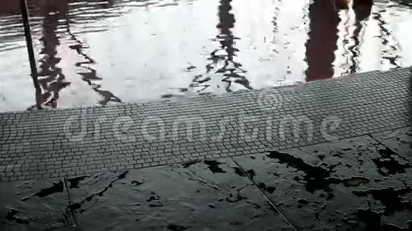 游泳池挥动着湿边的水视频的预览图