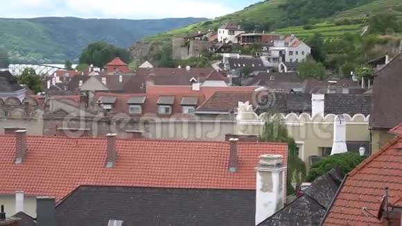 奥地利风景林茨和老屋顶旁的村庄视频的预览图