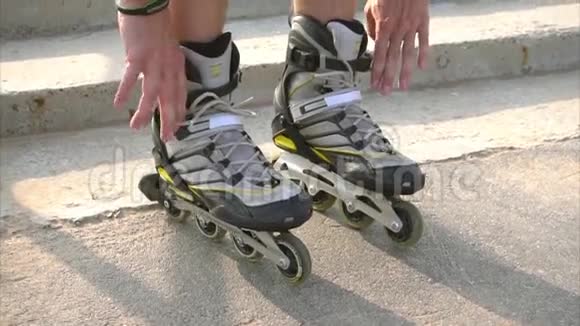 准备轮滑的人穿上溜冰鞋视频的预览图
