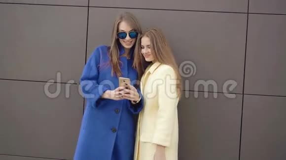 两个穿着4K外套自拍的时髦女孩视频的预览图