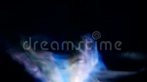 烟雾夜总会中移动的彩色探照灯光束特写视频的预览图