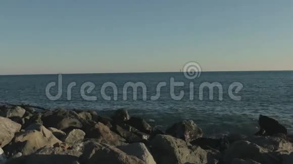 带海滩和游客的岩石海岸的缓慢全景视频的预览图