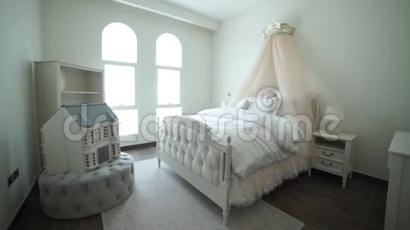 时尚的室内设计卧室床上有棕色图案枕头和薄纱视频的预览图
