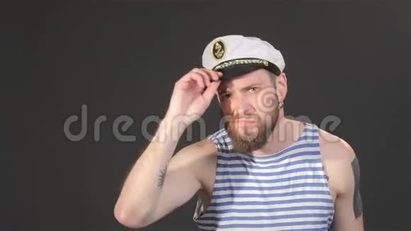 留胡子的船长整理自己视频的预览图
