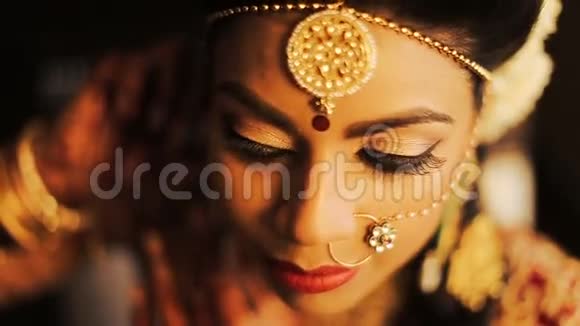 美丽的印度新娘的特写x27的脸视频的预览图