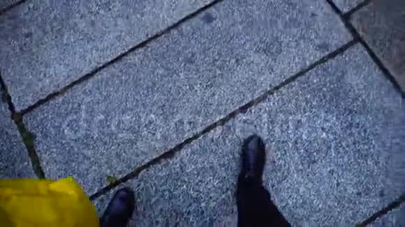 两个穿着靴子走在石头路上的女孩的腿在寒冷的冬日户外视频的预览图