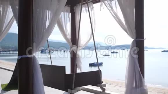 空的白色天篷摆动或露台摆动在海滩慢动作3840x2160视频的预览图