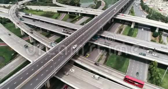 空中俯视交通在城市的环形道路上白天交通在泰国曼谷视频的预览图