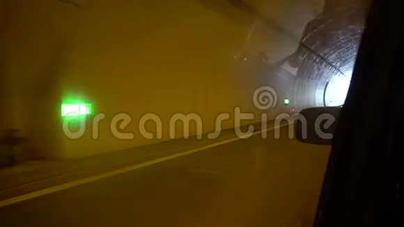 汽车离开隧道骑在田野附近视频的预览图