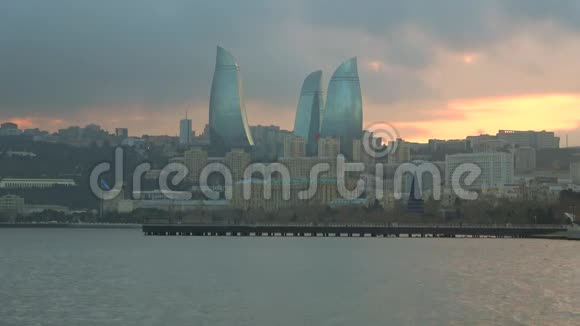 雾状的日落可以看到火焰塔阿塞拜疆巴库视频的预览图