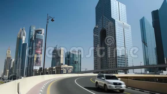 迪拜的交通路口视频的预览图