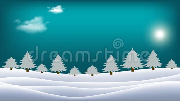 太阳在地平线上移动云在天空中移动冬季景观白雪覆盖的小山上长满了树阳光灿烂视频的预览图