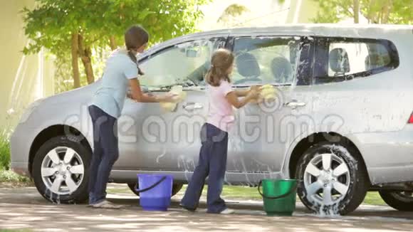 两个女孩一起洗车视频的预览图