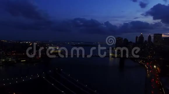 纽约纽约傍晚时分夜晚灯火辉煌现代城市摩天大楼天际线视频的预览图