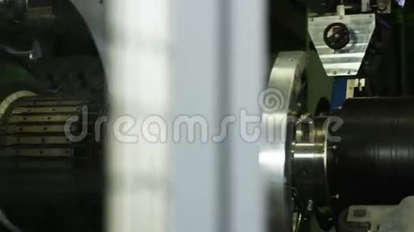 轮胎生产车间的长自动机床视频的预览图