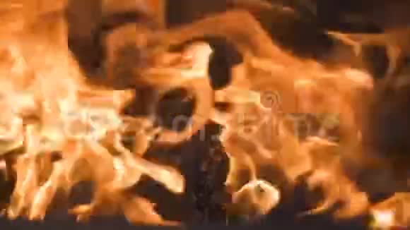 在壁炉里烧木头和煤热燃烧木煤的特写视频的预览图