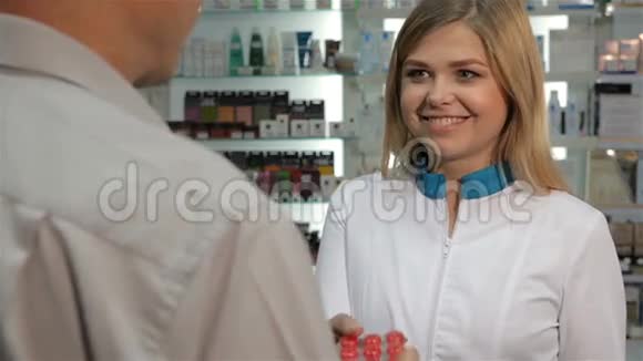 女药剂师向药店的顾客提供含片视频的预览图