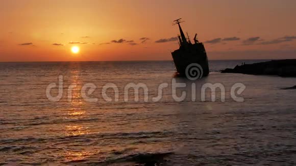地中海上美丽的橙色日落视频的预览图