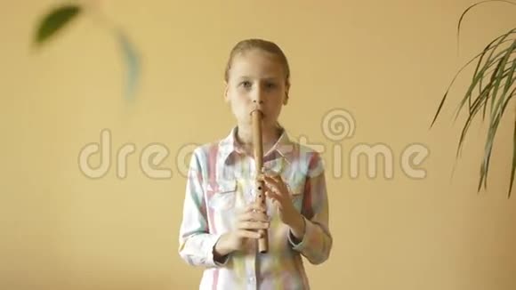 小女孩吹笛子视频的预览图