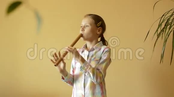 小女孩吹笛子视频的预览图