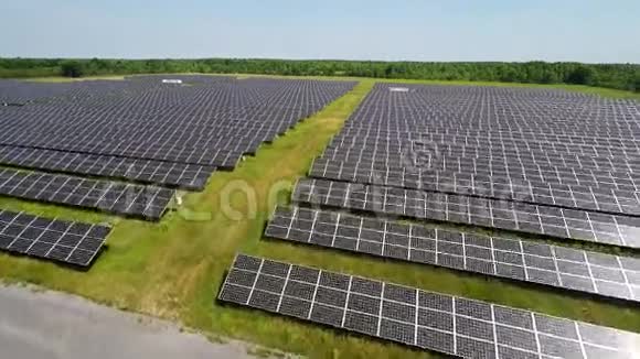 可再生绿色能源太阳能电池板发电站上空飞行视频的预览图