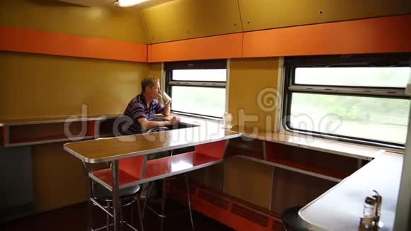 一个人正骑在火车餐厅里视频的预览图
