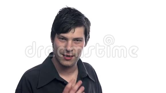 男人把唾液放在眉毛上固定它们视频的预览图