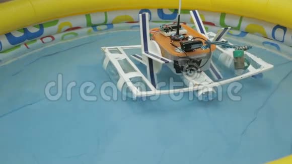 泳池有旋转叶片的机械玩具视频的预览图