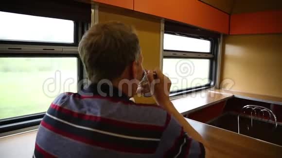 一个人正骑在火车餐厅里视频的预览图