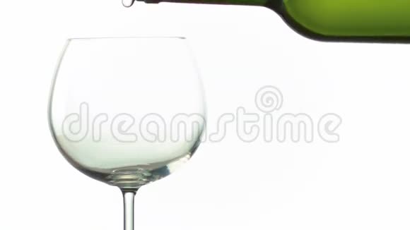 一杯白色背景的白葡萄酒视频的预览图