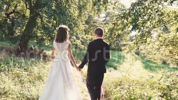 一对幸福的已婚夫妇在公园里散步慢慢地视频的预览图