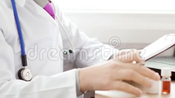 医生在柜子里的桌子上开处方超高清视频视频的预览图