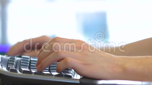 个人手在黑板特写上键入视频的预览图