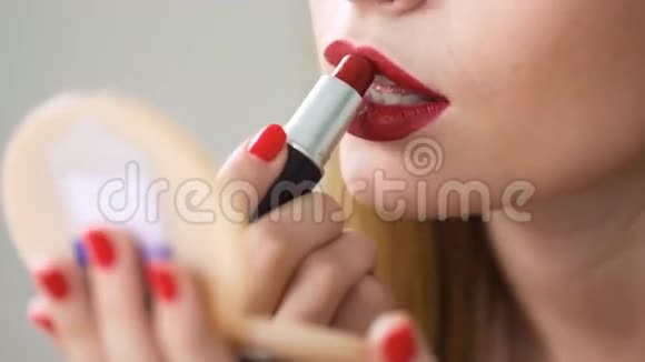 年轻的美容师用专业的化妆品来做完美的外观视频的预览图
