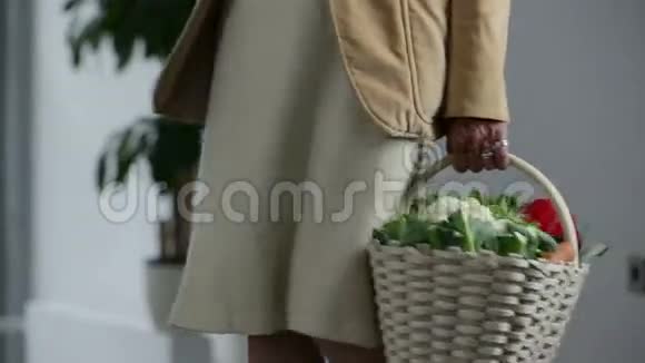 老妇人拿着一篮子新鲜蔬菜视频的预览图