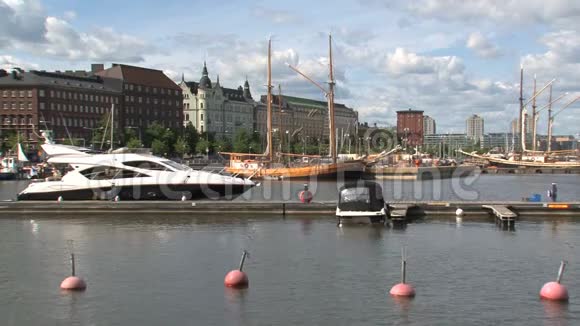 芬兰赫尔辛基市中心的港口视频的预览图