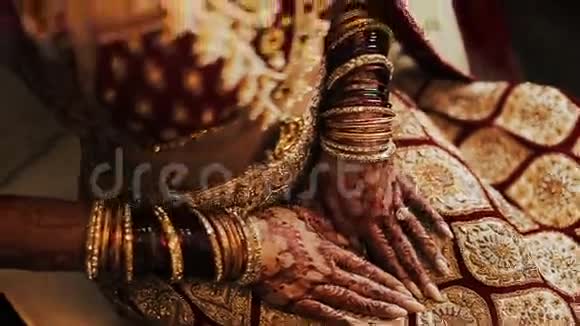 戴在印度新娘脖子上的金色项链特写视频的预览图