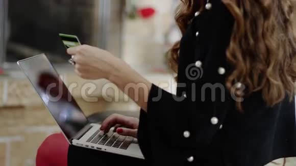 女商人在互联网上付款的看法视频的预览图