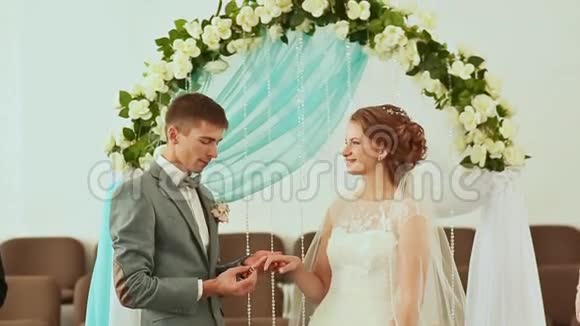 新郎戴着结婚戒指给新娘视频的预览图